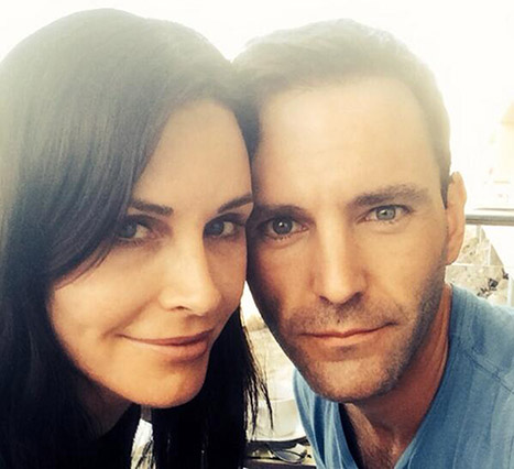 1403833368_courteney-cox-engaged-article
