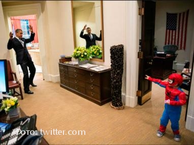 Барак Обама и маленький Spiderman в Белом доме
