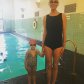 Ума Турман учит дочь плавать