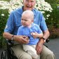 Джордж Буш-старший поддержал больного раком малыша