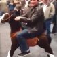 Арнольд Шварценеггер покатался на игрушечной лошадке в магазине