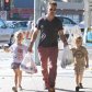 Джейсон Пристли гуляет с детьми