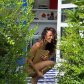 «Все мы немного Волочкова»: певица Zivert оголилась и снялась под кустом в Италии