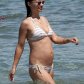 Беременная Оливия Уайлд показала животик на пляже