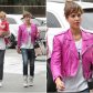 Оденься как звезда: неоново-розовая куртка Джессики Альбы