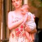 Голливудская звезда Энн Хэтэуэй впервые показала сына