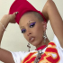 Doja Cat побрила налысо голову и облила ее белой краской на Неделе моды в Нью-Йорке