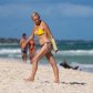 Роуз Макгоуэн наслаждается жизнью на пляжах Мексики со сломанной рукой