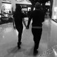 Виктория и Дэвид Бекхэмы гуляют, взявшись за руки