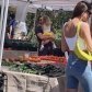 Ирина Шейк и Брэдли Купер с дочерью на фермерском рынке в Лос-Анджелесе