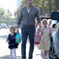 Бен Аффлек гуляет с дочками