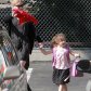 Николь Кидман ведет дочку в школу
