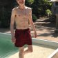 Эллиот Пейдж оголил свой торс у бассейна после операции по удалению груди