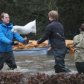 Принцы Уильям и Гарри помогают бороться с наводнением