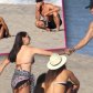 Орландо Блум флиртует с девушками на пляже