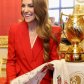 Кейт Миддлтон в ярко-красном костюме встретилась с победительницами чемпионата мира
