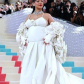 Рианна на Met Gala 2023: краснеющая невеста в белом ансамбле