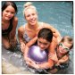Шарна Берджесс с 3-мя детьми Брайана Остина Грина у бассейна
