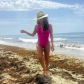 Прощаясь с летом: Ева Лонгория в откровенном ярко-розовом купальнике