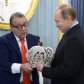 Геннадий Хазанов подарил Владимиру Путину корону