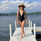 Бикини с вишневым принтом: Элизабет Бэнкс отправилась в отпуск в Грецию