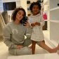 Хлои Кардашьян устроила с дочерью очаровательную фотосессию, в которой активно продвигает свою новую коллекцию домашней одежды