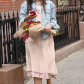 Кэти Холмс в розовом платье-комбинации и балетках в тон на прогулке по Нью-Йорку: фото
