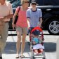 Анна Фэрис гуляет с сыном и родителями