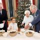 Принц Джордж мило готовит рождественский пудинг с Великой Королевой бабушкой Елизаветой