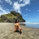 Американская певица Lizzo в золотистом купальнике на фотосессии на Новозеландском пляже