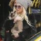 Певица Кеша Роуз купила коляску для своего кота: первая прогулка животного со звездной “мамой”
