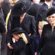 Принцесса Шарлотта плачет и находит утешение в объятиях мамы Кейт Миддлтон на похоронах королевы