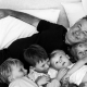 Не самое идеальное фото: Алек Болдуин с женой и 7 детьми