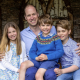 Принц Уильям с тремя детьми на портрете в честь празднования Дня отца