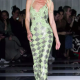Энн Хэтэуэй в платье Versace дебютировала в Милане на Albies